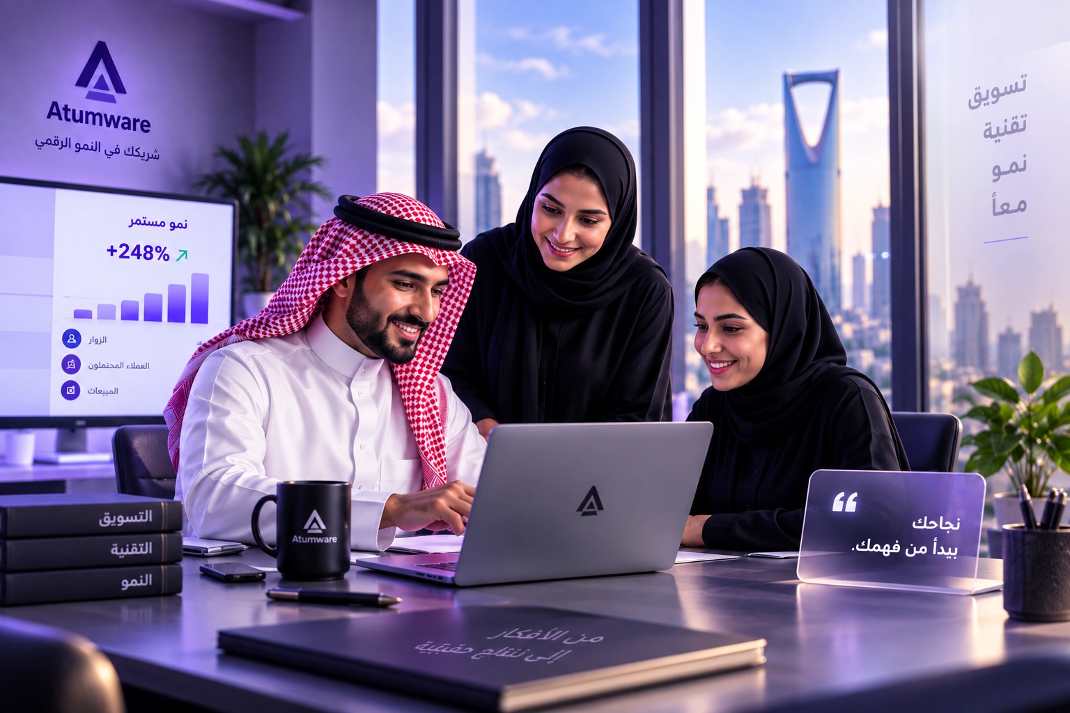 فريق يعمل معًا على تطوير مشروع رقمي